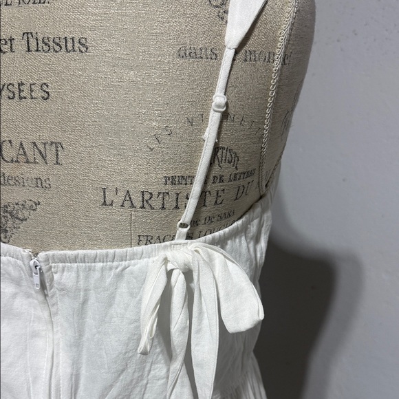 Elegant White Sleeveless Dress - Picture 5 of 12